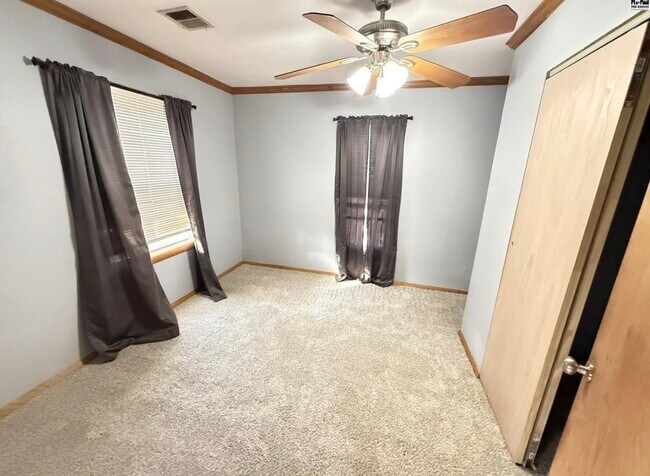 Dormitorio 1 - 1316 E 8th Ave