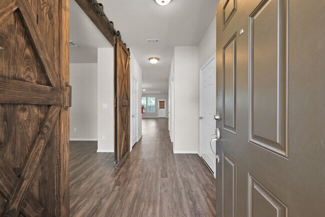 Building Photo - Newer construction 3 bed 2 bath