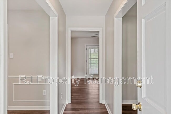 Building Photo - 5773 Redbud Cove