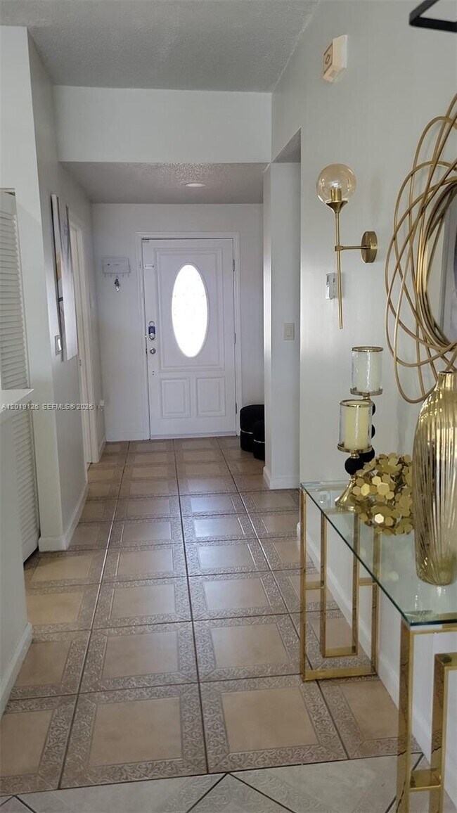 Foto del edificio - 5670 NW 187th St