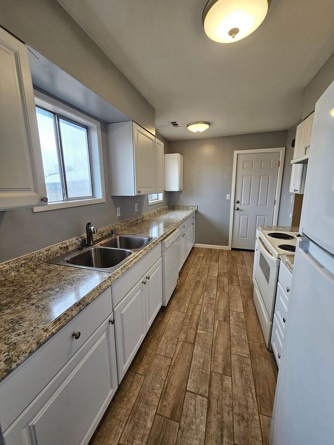 Foto del edificio - 900-902 Lindberg Ln