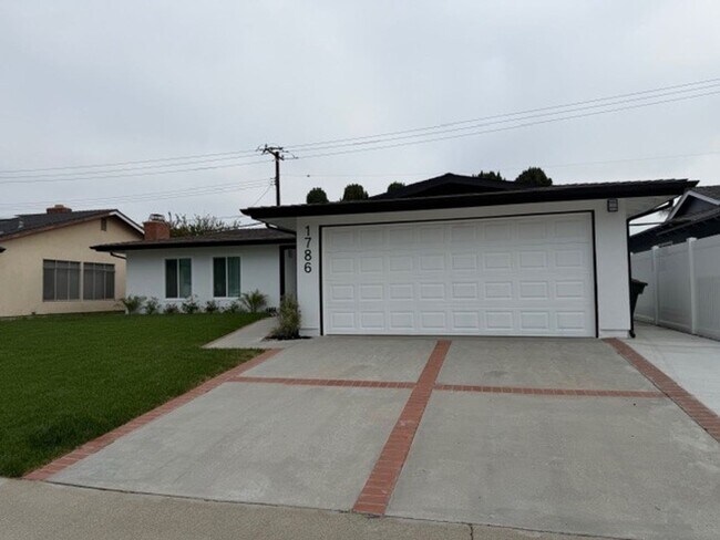 Building Photo - Remodeled 3 Bedroom 2 Bath Home