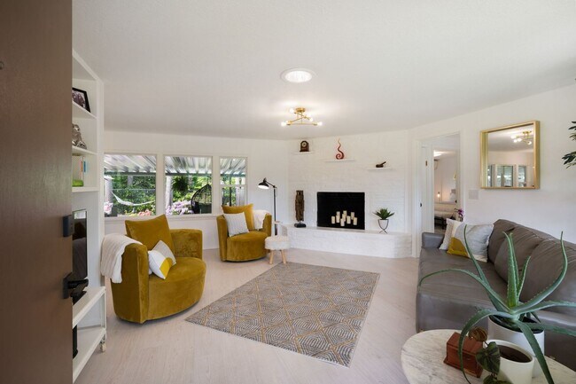 Foto del edificio - Immaculate and Updated Throughout- Quiet d...