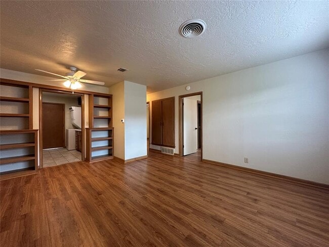Building Photo - 2023 Delaware Ln