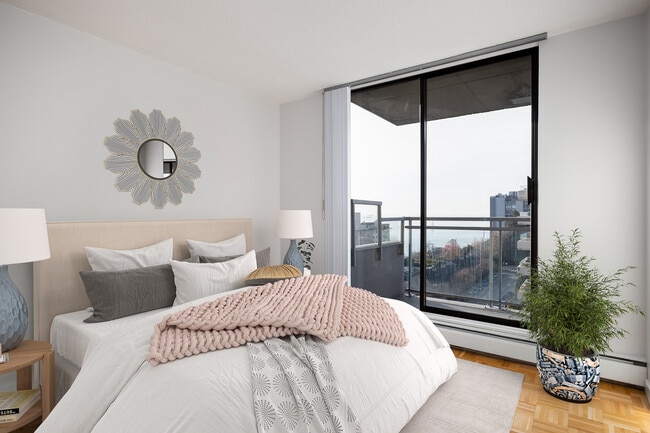 Photo du bâtiment - Hollyburn Plaza