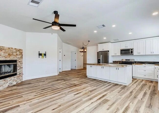 Foto del edificio - 6548 Quail Spring Ave