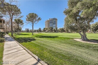 Building Photo - 3045 Pinehurst Dr