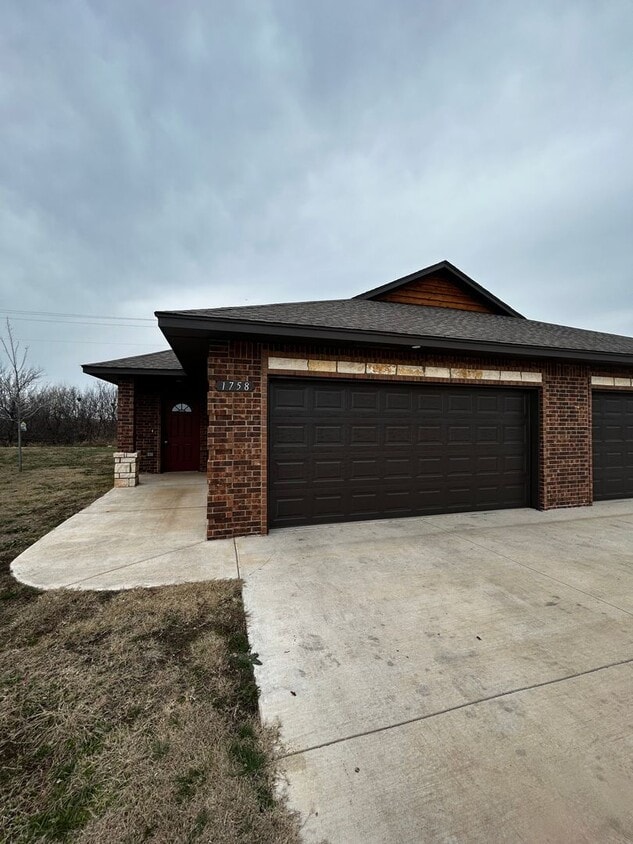 Primary Photo - 3br 2ba duplex with 2 car garage!