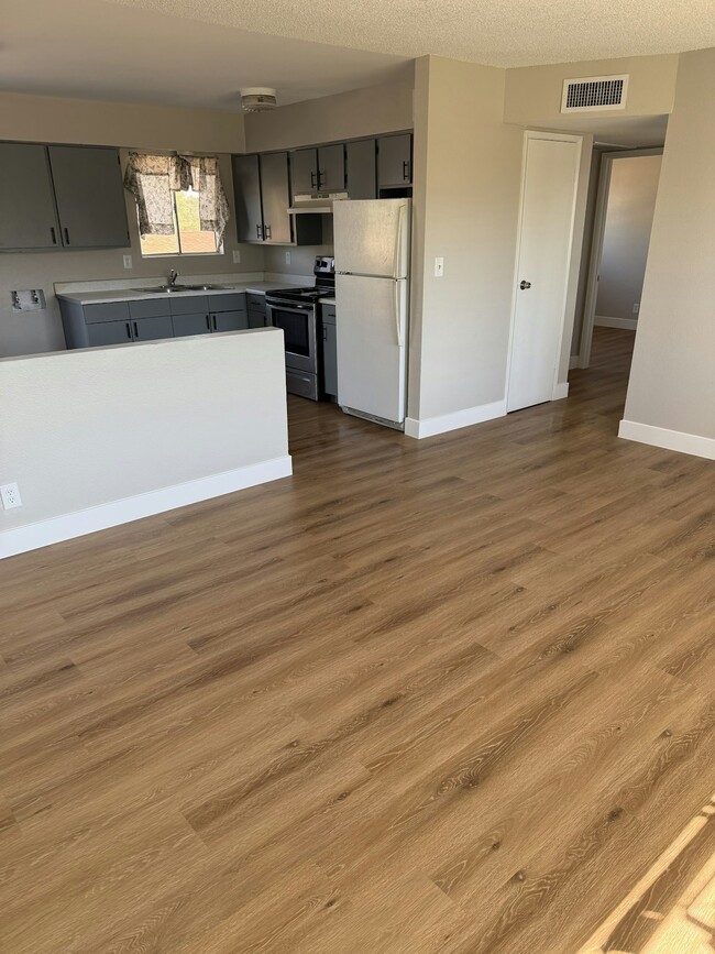 Building Photo - 718 S Horne