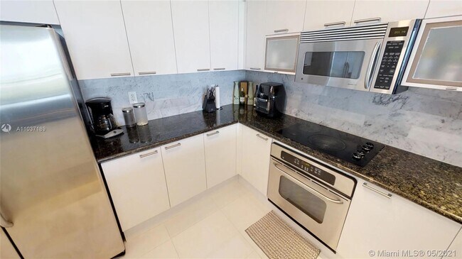 Foto del edificio - 14951 Royal Oaks Ln