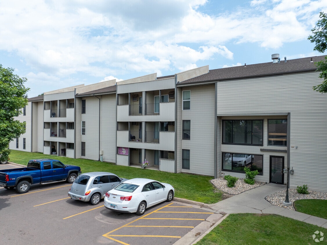 Primary Photo - The Oaks Apartments