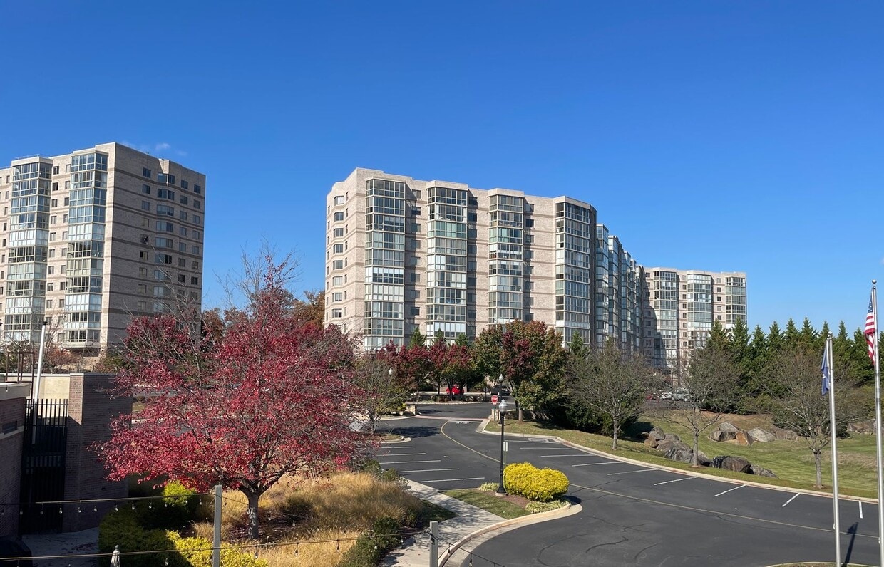 Primary Photo - 2 Bed+Library 2 Bath Condo With Endless Wo...