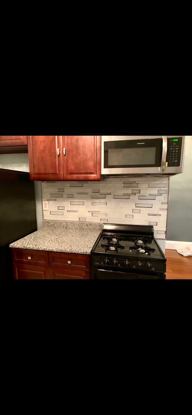 Building Photo - 143 Delphine St