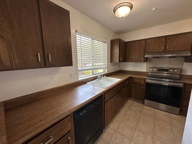 Building Photo - Spacious and Comfortable Townhome in Rohne...