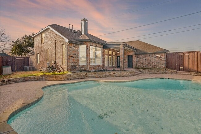 Building Photo - 684 Hollow Cir