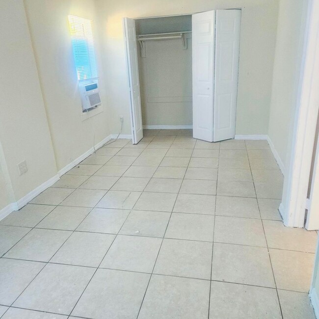 Building Photo - 2 bedroom 1 bathroom House