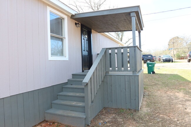 entry - 124 N Violet St