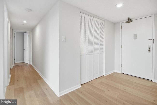 Foto del edificio - 3713 S George Mason Dr