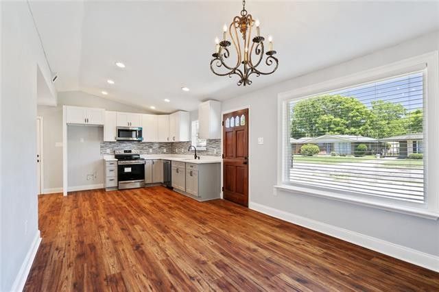 Salón diáfano y cocina comedor - 413 River Oaks Dr