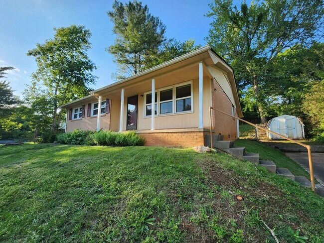 Building Photo - Asheville Rental!