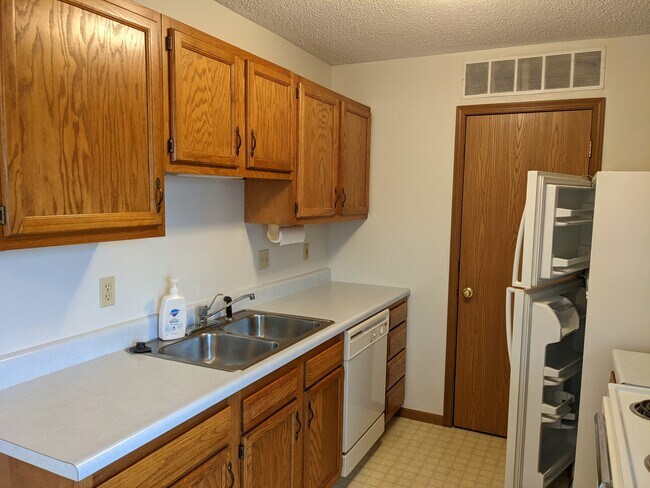 Kitchen - 901 Christopher Ln