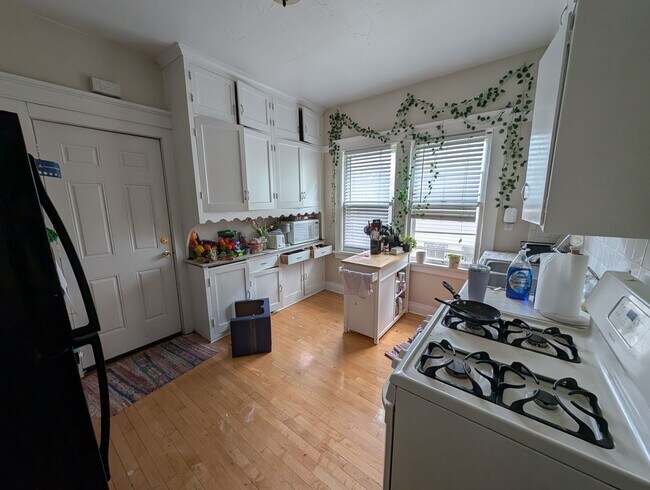 Foto del edificio - 3246-3246 N Oakland Ave