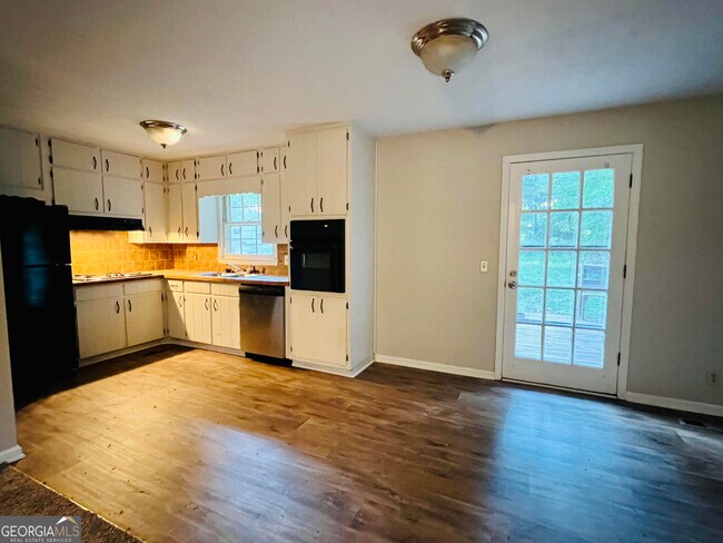 Building Photo - 596 Phillips Dr
