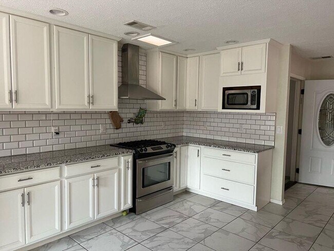 Building Photo - 4685 Quartz Dr NE