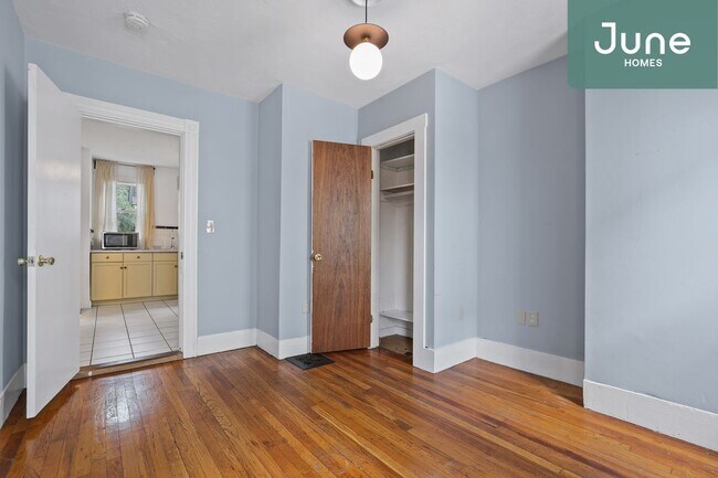 Foto del edificio - ROOM ONLY in 3-bed/2.0-bath Home