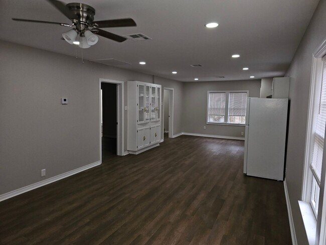 Foto del edificio - Available Now! RENT SPECIAL!