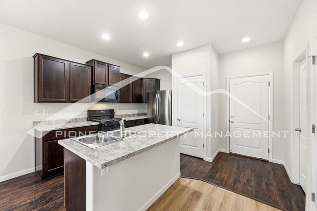 Foto del edificio - Spacious Townhouse with Central AC and Washer/Dryer