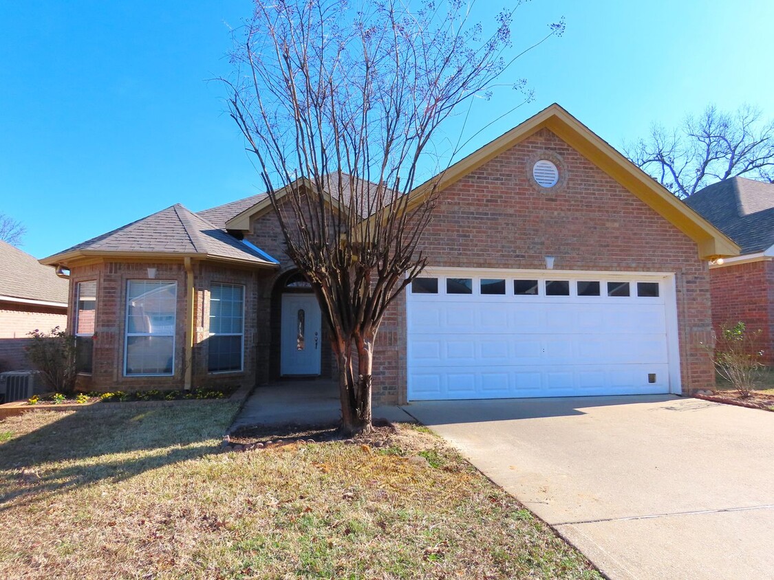 Foto principal - Tyler - Gorgeous 3 Bedroom, 2 Bath Home in...