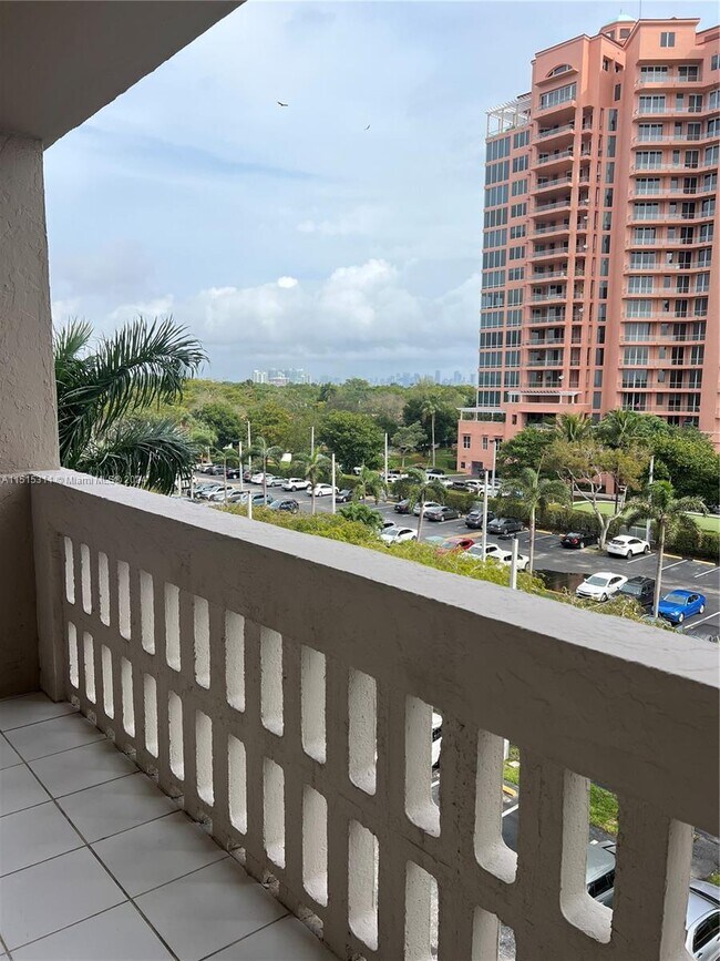 Foto del edificio - 90 Edgewater Dr