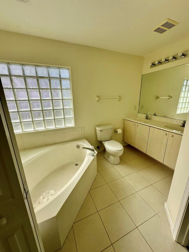 Building Photo - 5780 Azalea Cir