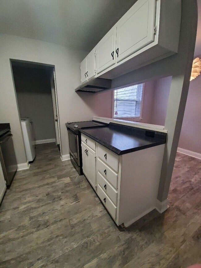 Foto del edificio - 309 Cemetery St Unit D....2 BED 1.5 BATH T...