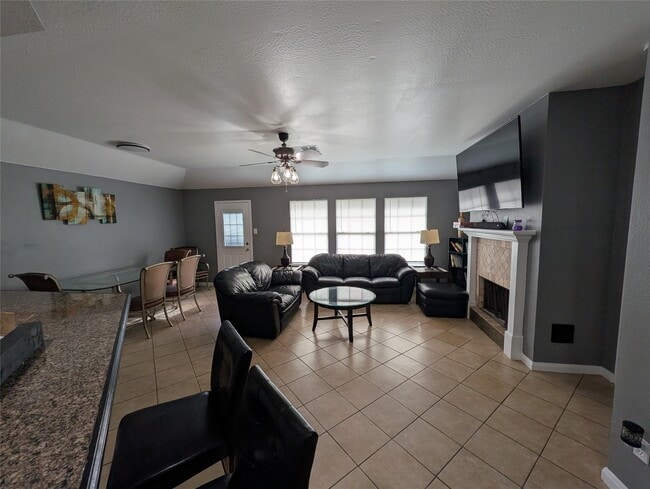 Building Photo - 714 N Vista Dr