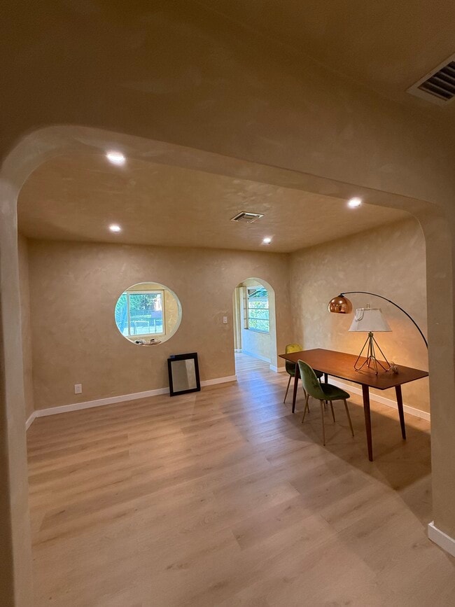 Vista de la sala de estar desde el comedor - 1431 NW 26th St