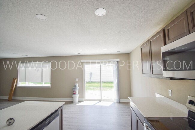 Building Photo - 3 Bedroom Townhome with Garage