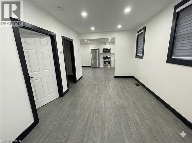 Photo du bâtiment - 1048 Fennell Ave E