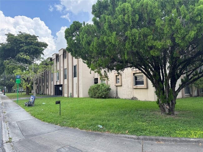 Building Photo - 1201 SW 42nd Ave