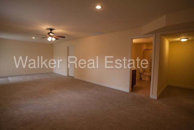 Building Photo - 123 Lakeview Ct
