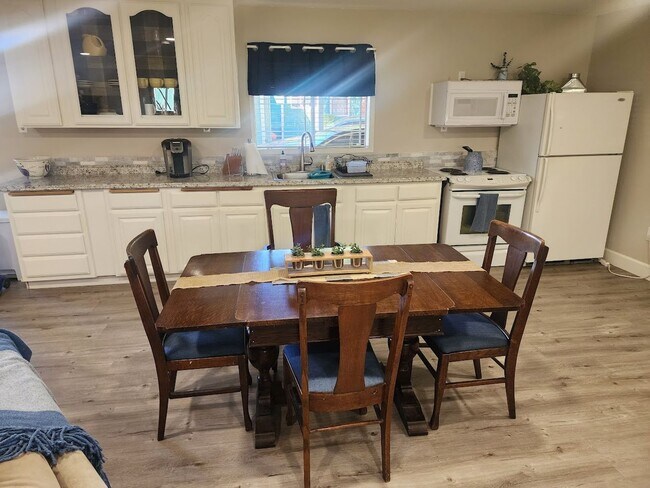 Foto del edificio - Beautiful Lower Level Studio apartment loc...