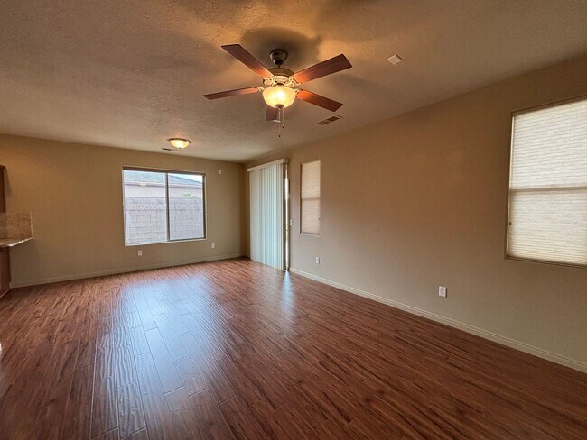 Foto del edificio - SPACIOUS HOME FOR RENT!