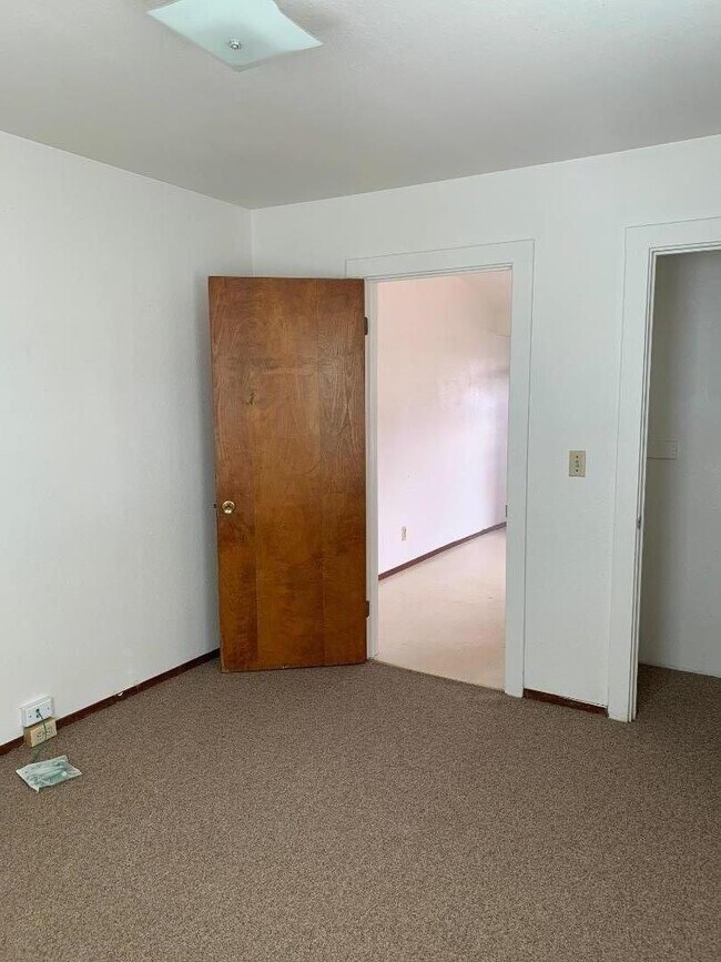 Building Photo - 526 Anthony St