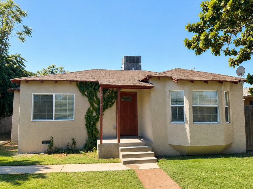 Charming 2 Bedroom, 1 Bathroom Home with Garage & Large Backyard – Available Now!