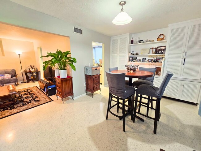 Building Photo - Charming 2 Bed/ 2 Bath Home w/ Garage in Sarasota