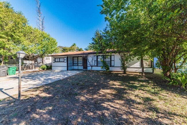 Building Photo - Charming 3-Bedroom
