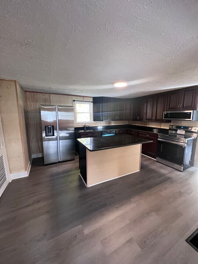 Foto del edificio - Charming Two-Story Home for Rent in North Hampton!