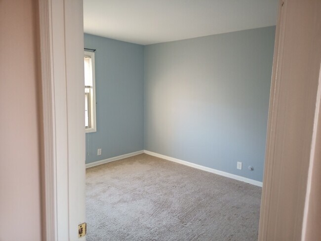 Bedroom (spacious closet). - 500 Alden Rd