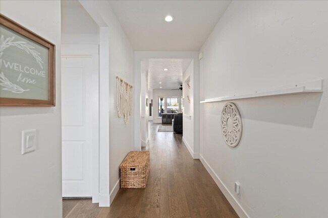 Foto del edificio - 5 Bed 3 bath Golf Course Neighborhood